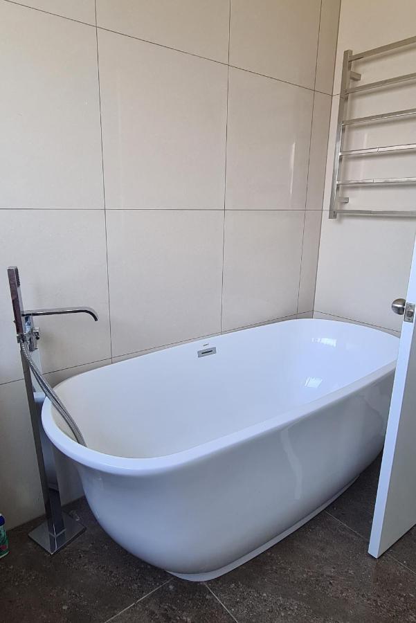 أوكلاند This Fabulous, Single-Level 3 Plus 1 Small Room With Folding Sofa Home المظهر الخارجي الصورة